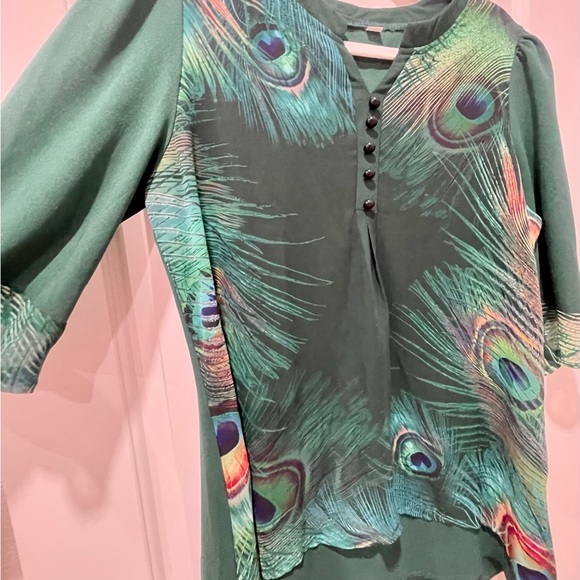 Beautiful Peacock Pattern Blouse w/Built-In Slip and Flattering Neckline - Picture 4 of 6